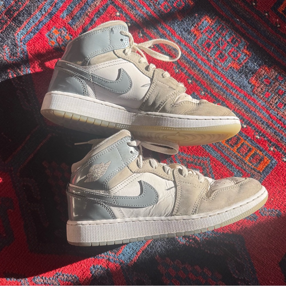 Nike Air Jordan 1 Mid SE in the White/Cool Grey sz 5.5Y